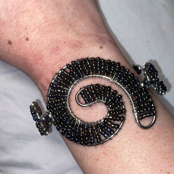 Women Silver Swirl with Black Beaded Chain Jewelry Bracelet and Toggle Clasp - Picture 1 of 7